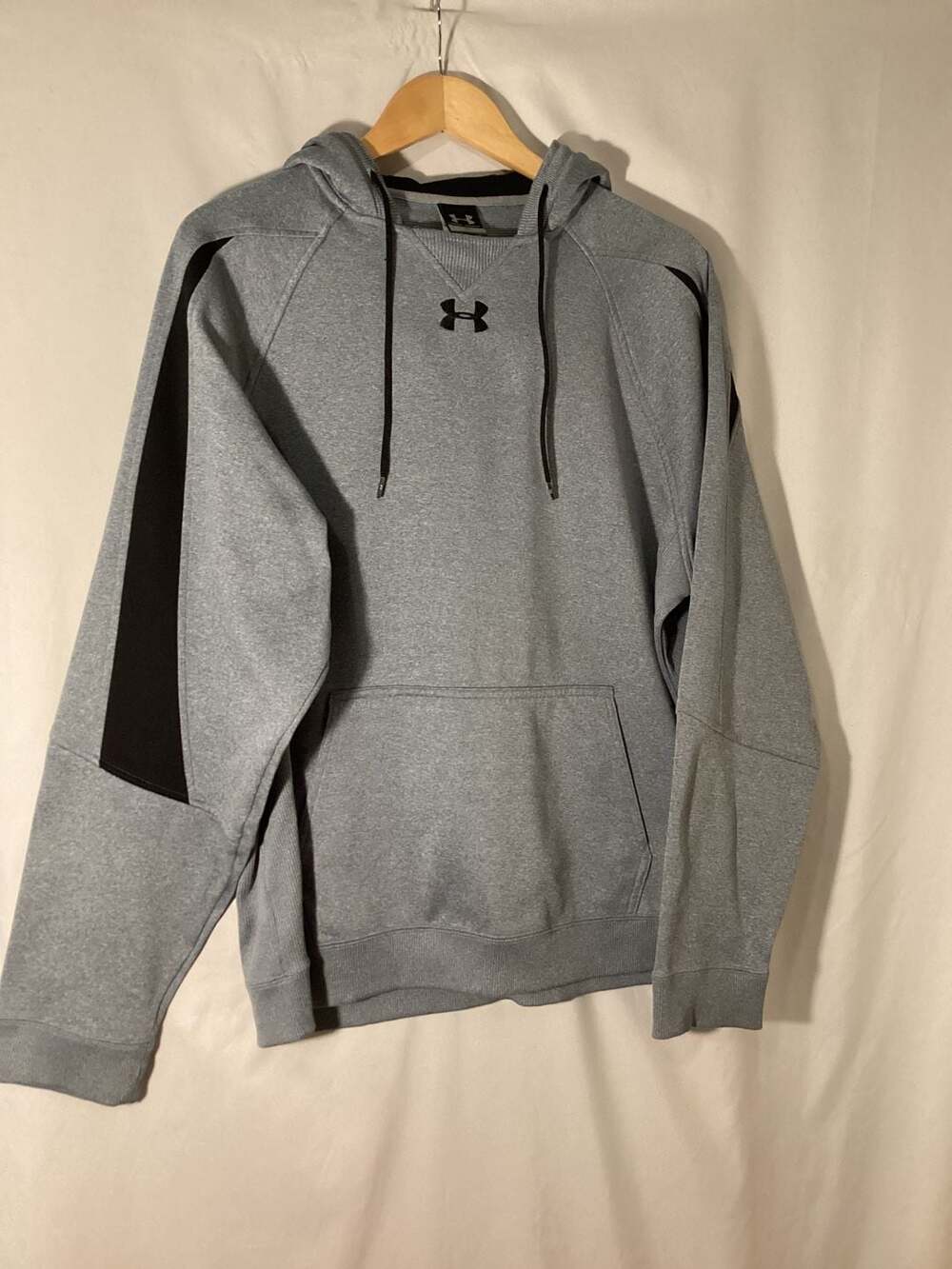Under Armour Gray and Black Center Logo Hoodie Sweatshirt Men's Medium